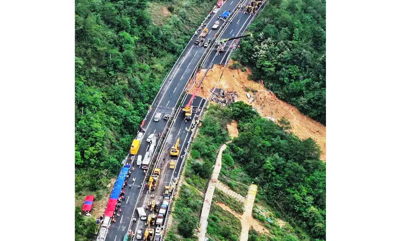 चीनमा बाढीले सडक बगाएपछि पहिरोमा खसे २० वटा गाडी, ३४ जनाको मृत्यु